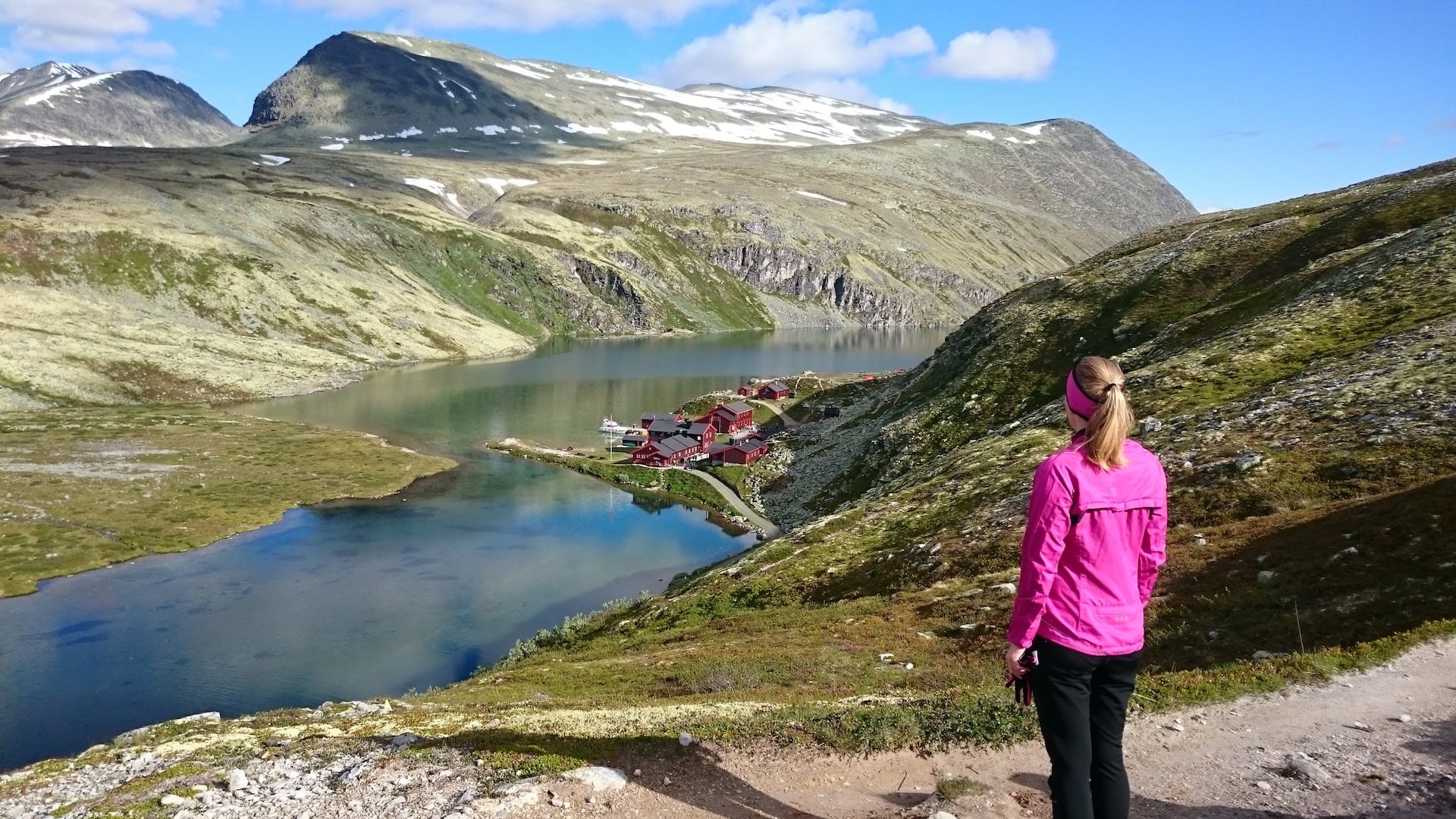 Trine ser ned mot Rondvassbu